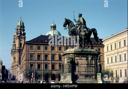 Der Münchner Odeonsplatz mit dem Reiterstandbild Ludwig I. von Bayern, im Hintergrund die Theatinerkirche. The Munich Odeonsplatz in may 1974. Stock Photo