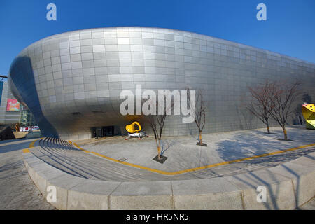 Modern architecture of the Dongdaemun Design Plaza and Culture Park (DDP) in Seoul, Korea Stock Photo