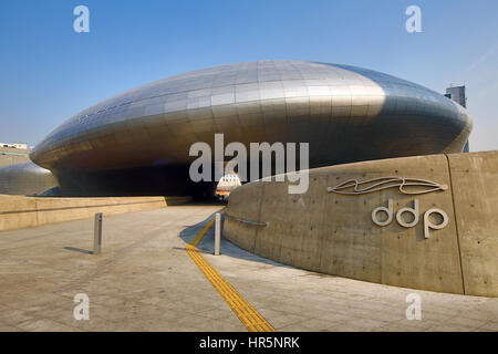 Modern architecture of the Dongdaemun Design Plaza and Culture Park (DDP) in Seoul, Korea Stock Photo