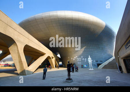 Modern architecture of the Dongdaemun Design Plaza and Culture Park (DDP) in Seoul, Korea Stock Photo