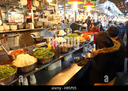 Food stalls at night at Gwangjang Market in Jongro, Seoul, Korea Stock Photo