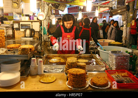 Food stalls at night at Gwangjang Market in Jongro, Seoul, Korea Stock Photo