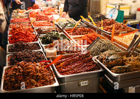 Food stalls at night at Gwangjang Market in Jongro, Seoul, Korea Stock Photo