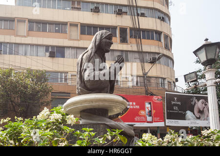 Sisters,of,Mercy,Mother Theresa,Teresa,statue,in,centre,of,Kolkata,Calcutta,West,Bengal,India,Indian,Asia,Asian. Stock Photo