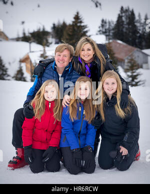 King Willem-Alexander and Queen Maxima, Princess Amalia, Princess Alexia and Princess Ariane of The Netherlands pose for the media during the annual photo session at the winter holidays in Lech am Ahlberg, Austria, 27 February 2017. Credit: dpa picture alliance/Alamy Live News Stock Photo