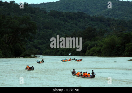 Rimba Baling, Riau, Indonesia. 26th Feb, 2017. RIAU, INDONESIA - FEBRUARY 26 : Residents used boats through the Subayang river subayang at Rimba Baling National Park on February 26, 2017 in Riau, Indonesia. Rimba Baling national park is tropical rain forest with an area of 500,000 hectares with Sumatran tiger, Sumatra bear, Raflesia flower and others. Credit: Sijori Images/ZUMA Wire/Alamy Live News Stock Photo