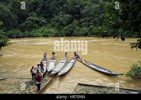 Rimba Baling, Riau, Indonesia. 26th Feb, 2017. RIAU, INDONESIA - FEBRUARY 26 : Residents used boats through the Subayang river subayang at Rimba Baling National Park on February 26, 2017 in Riau, Indonesia. Rimba Baling national park is tropical rain forest with an area of 500,000 hectares with Sumatran tiger, Sumatra bear, Raflesia flower and others. Credit: Sijori Images/ZUMA Wire/Alamy Live News