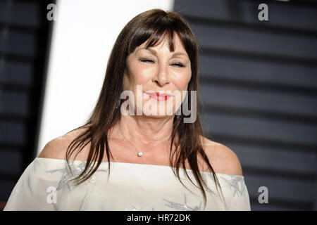 Beverly Hills, California. 26th Feb, 2017. Anjelica Huston attends the 2017 Vanity Fair Oscar Party hosted by Graydon Carter at Wallis Annenberg Center for the Performing Arts on February 26, 2017 in Beverly Hills, California. | Verwendung weltweit/picture alliance Credit: dpa/Alamy Live News Stock Photo