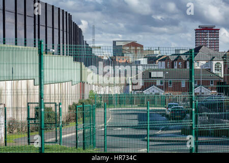 A peace fence several meters high in a pro-Irish part of Belfast, Northern Ireland, 27 February 2017. Mighty walls and metal fences snake through Belfast, some over twelve meters high and crowned by barbed wire. They separate residential areas from each other, in a straight line or in a zigzag course. The Catholics live on one side, the Protestants on the other. Photo: Mariusz Smiejek/dpa Stock Photo