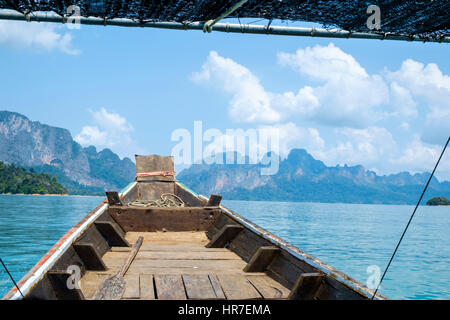 The bow of a traditional Thai long-tail boat (ruea hang yao) in Cheow Lan Lake, Khao Sok National Park, Surat Thani Province, Thailand. Stock Photo