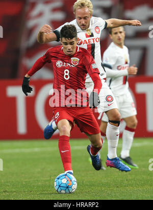 Shanghai, China. 28th Feb, 2017. Oscar (R) of China's Shanghai SIPG FC vies with Mitch Nichols of Australia's Western Sydney Wanderers during their AFC Champions League Group F match at Shanghai Stadium in Shanghai, east China, Feb. 28, 2017. Credit: Ding Ting/Xinhua/Alamy Live News Stock Photo
