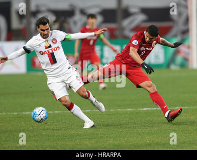 Shanghai, China. 28th Feb, 2017. Elkeson(R) of China's Shanghai SIPG FC vies with Dimas of Australia's Western Sydney Wanderers during their AFC Champions League Group F match at Shanghai Stadium in Shanghai, east China, Feb. 28, 2017. Credit: Ding Ting/Xinhua/Alamy Live News Stock Photo