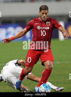 Shanghai, China. 28th Feb, 2017. Hulk(Front) of China's Shanghai SIPG FC breaks through during the AFC Champions League Group F match against Australia's Western Sydney Wanderers at Shanghai Stadium in Shanghai, east China, Feb. 28, 2017. Credit: Ding Ting/Xinhua/Alamy Live News Stock Photo