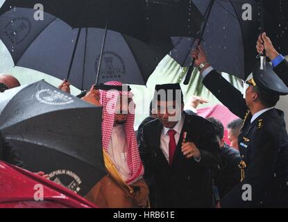 Bogor, Indonesia. 1st Mar, 2017. Indonesian President Joko Widodo (2nd R) and visiting Saudi King Salman bin Abdulaziz Al Saud (3rd R) attend the arrival ceremony at the Presidential Palace in Bogor, Indonesia, March 1, 2017. Saudi King Salman bin Abdulaziz Al Saud arrived in Jakarta Wednesday, starting a nine-day visit to Indonesia with a series of deals on bilateral cooperation expected to be signed. Credit: Zulkarnain/Xinhua/Alamy Live News Stock Photo