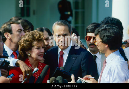 Secretary of Transportion Elizabeth Dole and her husband Senator Robert Dole Republican from Kansas talk with members of the media outside the White House after Secretary Dole had informed President Ronald Reagan that she was givng up her job to work on her husbands presidential campaign Washington DC, September 14, 1987.  Photo By Mark Reinstein Stock Photo