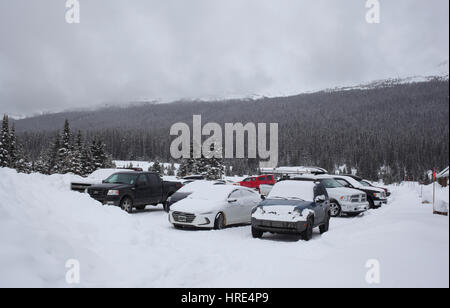 Snowy parking lot at Num-Ti-Jah Lodge at Bow Lake Stock Photo