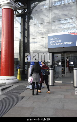 Liverpool, UK, 1st March 2017. A wall collapse which caused bricks and debris to spill onto the track has closed down the main station in Liverpool. N Stock Photo