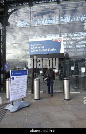 Liverpool, UK, 1st March 2017. A wall collapse which caused bricks and debris to spill onto the track has closed down the main station in Liverpool. N Stock Photo