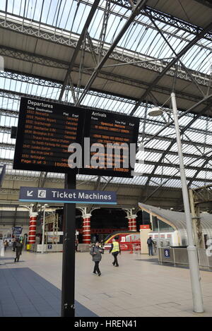 Liverpool, UK, 1st March 2017. A wall collapse which caused bricks and debris to spill onto the track has closed down the main station in Liverpool. I Stock Photo