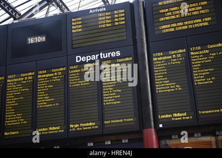 Liverpool, UK, 1st March 2017. A wall collapse which caused bricks and debris to spill onto the track has closed down the main station in Liverpool. I Stock Photo