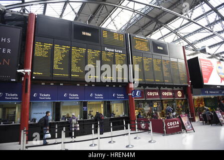 Liverpool, UK, 1st March 2017. A wall collapse which caused bricks and debris to spill onto the track has closed down the main station in Liverpool. I Stock Photo