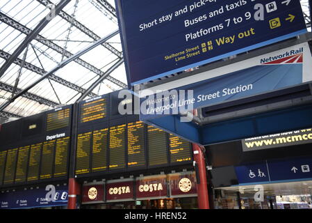 Liverpool, UK, 1st March 2017. A wall collapse which caused bricks and debris to spill onto the track has closed down the main station in Liverpool. I Stock Photo