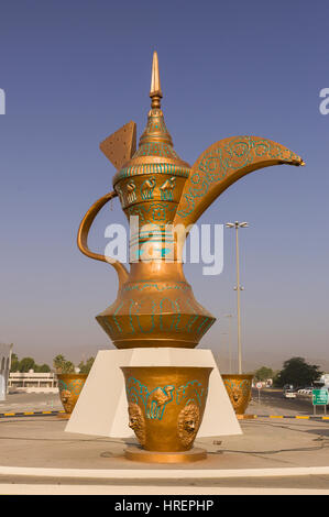 https://l450v.alamy.com/450v/hrephp/fujairah-united-arab-emirates-giant-coffee-pot-sculpture-at-rotary-hrephp.jpg