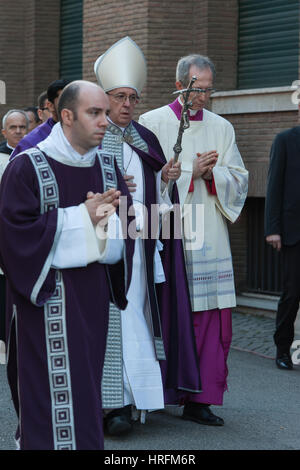 Rome, Italy. 01st Mar, 2017. Pope Francesco went at the Basilica of St. Anselm on the Aventine hill and then in procession to the Basilica of Santa Sabina, where celebrated the Holy Mass on the occasion of the Ashes. Credit: Leo Claudio De Petris/Pacific Press/Alamy Live News Stock Photo