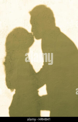 Model released, Schatten eines kuessenden Paerchens - shadow of a kissing couple Stock Photo