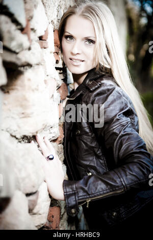 Model released, Blonde, attraktive Frau an einer Mauer - blond, attractive woman Stock Photo