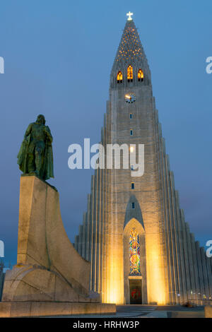 The Hallgrims Church with a statue of Leif Erikson in the foreground lit up at night, Reykjavik, Iceland, Polar Regions Stock Photo