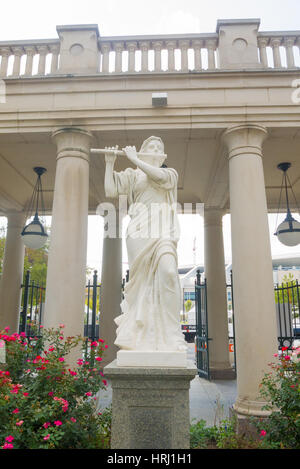 Entryway with sculpture, colonnade and garden at Schermerhorn Symphony Center Stock Photo