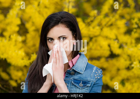 Junge Frau mit Allergie - woman with allergy