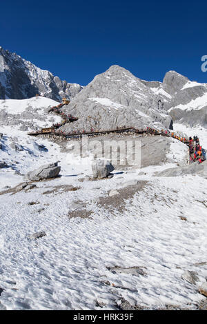 Tourists on Jade Dragon Snow Mountain (Yulong Xueshan), Lijiang, Yunnan, China Stock Photo