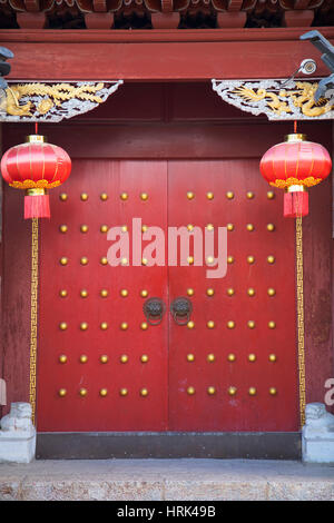 Door at Mu Family Mansion, Lijiang (UNESCO World Heritage Site), Yunnan, China Stock Photo