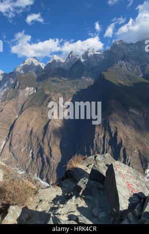 Tiger Leaping Gorge and Jade Dragon Snow Mountain (Yulong Xueshan), Yunnan, China Stock Photo