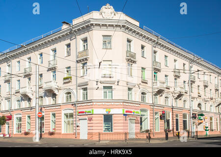 Gomel, Belarus - August 10, 2016: Building with shops on corner of Sovetskaya and Trudovaya streets. Stock Photo