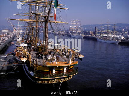AJAXNETPHOTO. JULY, 1989. ROUEN, FRANCE. - TALL SHIPS LINE THE SEINE - VOILE DE LA LIBERTE - SQUARE RIGGERS WITH ITALY'S AMERIGO VESPUCCI (FRONT LEFT), LINE THE QUAYS OF THE NORMANDY PORT. PHOTO:JONATHAN EASTLAND/AJAX REF:215021 4 107 Stock Photo