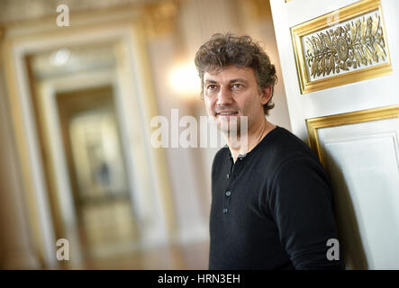 Munich, Germany. 3rd Mar, 2017. Opera singer Jonas Kaufmann poses at the state opera in Munich, Germany, 3 March 2017. Photo: Angelika Warmuth/dpa/Alamy Live News Stock Photo