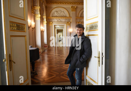 Munich, Germany. 3rd Mar, 2017. Opera singer Jonas Kaufmann poses at the state opera in Munich, Germany, 3 March 2017. Photo: Angelika Warmuth/dpa/Alamy Live News Stock Photo