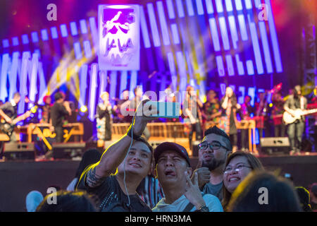 Jakarta, Indonesia. 3rd Mar, 2017. Fans take selfies during the Jakarta International BNI Java Jazz Festival 2017 in Jakarta, Indonesia, March 3, 2017. The Jakarta International BNI Java Jazz Festival is held from March 3 to 5. Credit: Du Yu/Xinhua/Alamy Live News Stock Photo