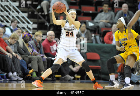 Seattle, WA, USA. 3rd Mar, 2017. OSU's point guard Sydney Wiese (24) in action during a PAC12 women's tournament game between the Oregon State Beavers and the Cal Bears. The game was played at Key Arena in Seattle, WA. Jeff Halstead/CSM/Alamy Live News Stock Photo