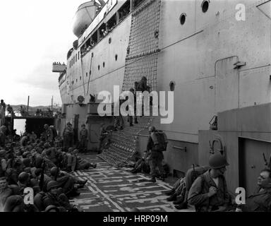 Korean War, Soldiers Debarking Ship Stock Photo