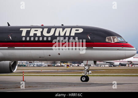 Trump's plane. Trump Boeing 757-200 (N757AF) business jet parked on the tarmac, Vancouver International Airport Stock Photo
