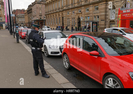 traffic warden issuing ticket george square glasgow Stock Photo