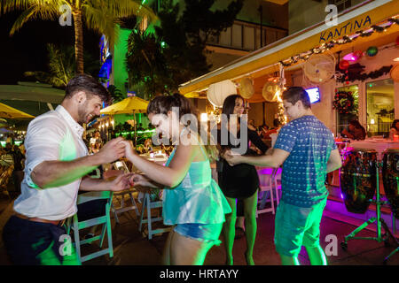 https://l450v.alamy.com/450v/hrtayy/miami-beach-florida-ocean-drive-kantina-restaurant-salsa-dancing-hispanic-hrtayy.jpg