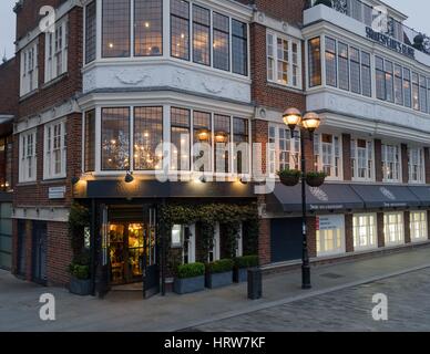 The Swan Bar Restaurant Shakespeare Globe Theatre Ice Cream Sales By The Swan Bar Restaurant Shakespeare Globe Theatre Ice Cream Sales By