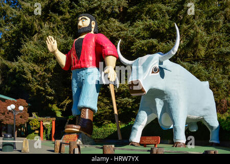 Paul Bunyan and Babe the Blue Ox statues at 'Trees of Mystery' visitor attraction in the Redwoods on Highway 101, near Klamath, California. Stock Photo