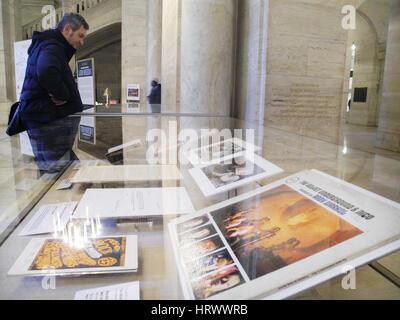 New York, USA. 03rd Mar, 2017. Visitors look at objects from the Lou Reed archive on display in New York, USA, 03 March 2017. The City Library bought the archive of the iconic rock musician and is currently display part of the collection. Photo: Johannes Schmitt-Tegge/dpa/Alamy Live News Stock Photo