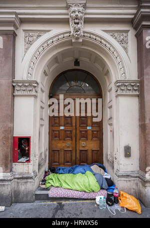 London, UK. 4th March, 2017. Two rough sleepers share a doorway on Whitehall © Guy Corbishley/Alamy Live News Stock Photo